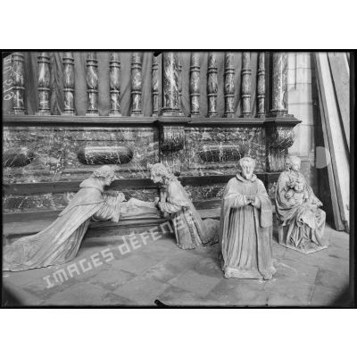 Front Nord, Pas-de-Calais, statue de marbre qui couronnaient la chapelle au XVIIe siècle. [légende d'origine]