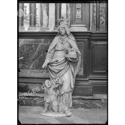 Front Nord, Pas-de-Calais, église de Saint-Omer, statue en marbre d'une Charité. [légende d'origine]