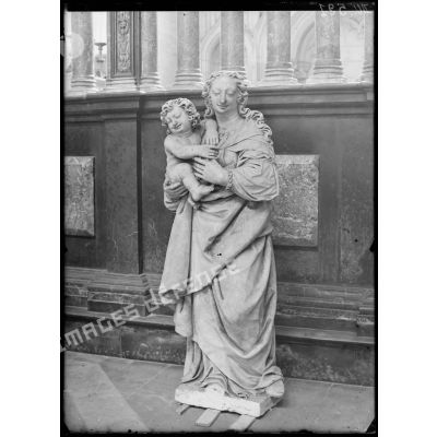 Front Nord, Pas-de-Calais, église de Saint-Omer, statue marbre. [légende d'origine]