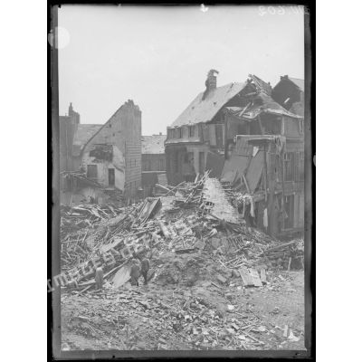 Front Nord, Somme, bombardement d'Abbeville. Place Saint-Catherine. [légende d'origine]