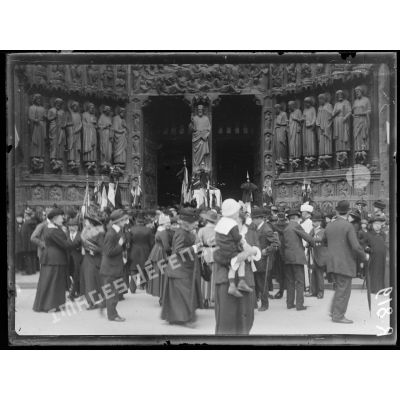 Paris, 15 juin 1916. Notre-Dame, service funèbre organisé par le Souvenir français pour les soldats morts pour la Patrie. [légende d'origine]