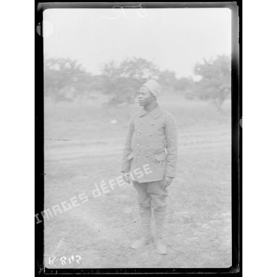 Bois d'Houssoy, près de Remaugis (Somme). Camp de tirailleurs sénégalais, 62e bataillon, un tirailleur sénégalais. [légende d'origine]