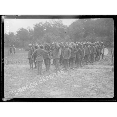 Bois d'Houssoy, près de Remaugis (Somme). Camp de tirailleurs sénégalais, 62e bataillon, un rassemblement. [légende d'origine]