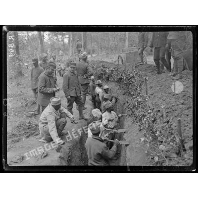 Près d'Ouvillers (Somme). Tirailleurs sénégalais creusant une tranchée. [légende d'origine]