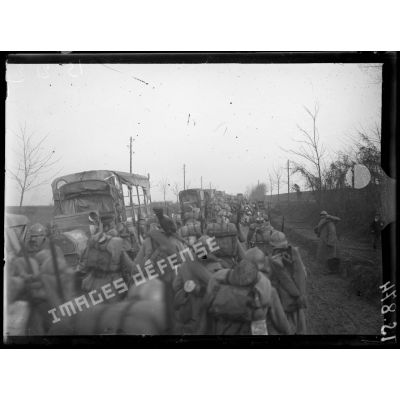 Muizon, Marne, embarquement des troupes dans les camions automobiles. [légende d'origine]