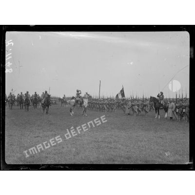 Entre Etelfay et Ramaugies (Somme). Le général Marchand saluant le drapeau d'un régiment colonial. [légende d'origine]