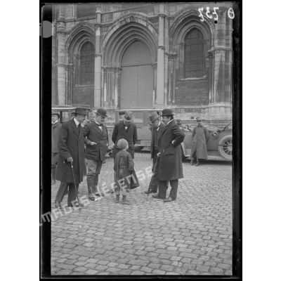 Mission à Reims. M. Castberg, président de l'assemblée législative de Norvège et M. Barrès devant l'église Saint Rémy [Rémi]. [légende d'origine]
