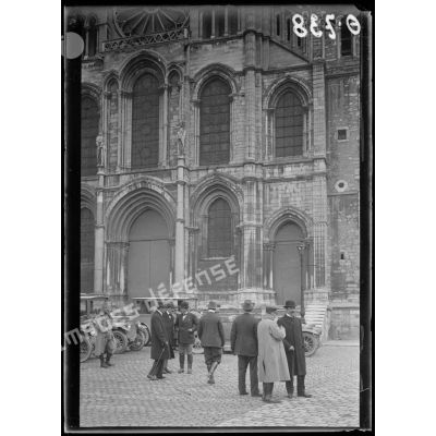 Mission à Reims. M. Castberg, président de l'assemblée législative de Norvège et M. Barrès devant l'église Saint Rémy [Rémi]. [légende d'origine]