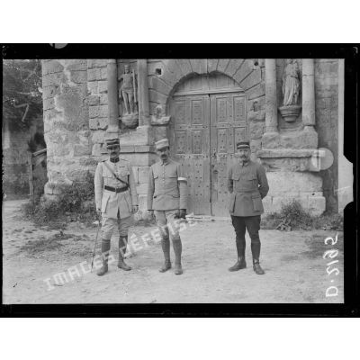 Morienval, Oise, le capitaine Robert Dumas devant le portail de l'église. [légende d'origine]