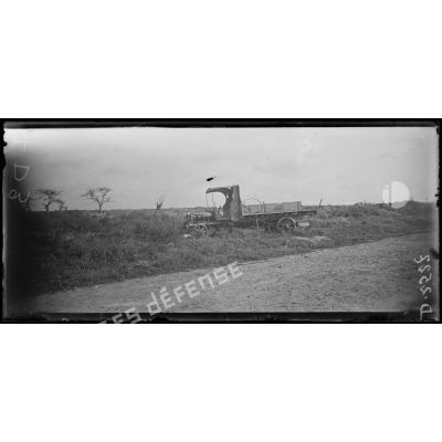Secteur de la ferme de Quennevières, Oise, auto-camion anglais dans l'Oise, détruit en septembre 1914. [légende d'origine]