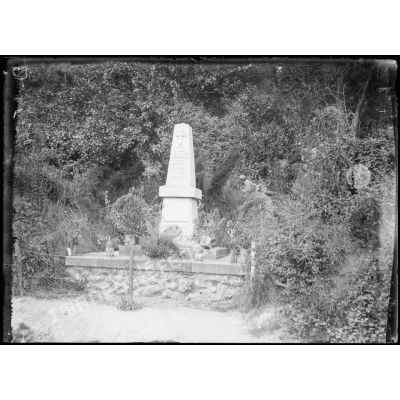 Près de Montigny, Oise, monument élevé à la mémoire des soldats tués autour de la ferme de Carmoy. [légende d'origine]