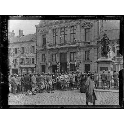 Ham, Somme, la place de l'hôtel de ville le 14 juillet 1917. [légende d'origine]