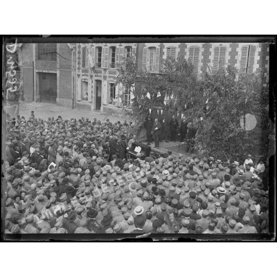 Nesle, Somme, 14 juillet, M. Léon Bourgeois et M. Viviani devant l'hôtel de ville. [légende d'origine]