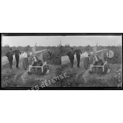 Frières-Faillouel (Aisne). Mr et Mme Astor devant la tombe d'un aviateur américain tombé pour la France. [légende d'origine]