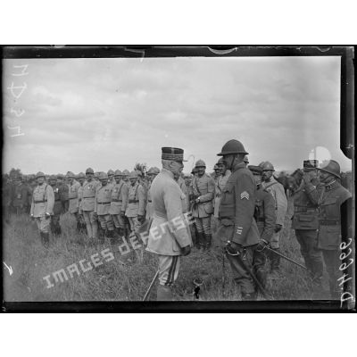 Près de Candor, Oise, revue passée par le général Pétain. Le général Pétain félicite les officiers des régiments décorés. [légende d'origine]