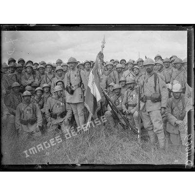 Près de Candor, Oise, le drapeau du régiment d'infanterie colonial du Maroc (Légion d'honneur, médaille militaire et Croix de guerre avec 4 palmes). [légende d'origine]