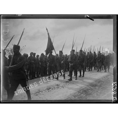 Près de Candor, Oise, revue passée par le général Pétain. Défilé des tirailleurs algériens, le drapeau du 4e régiment de tirailleurs algériens. [légende d'origine]