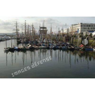 Petits voiliers à couple au port de commerce de Brest.