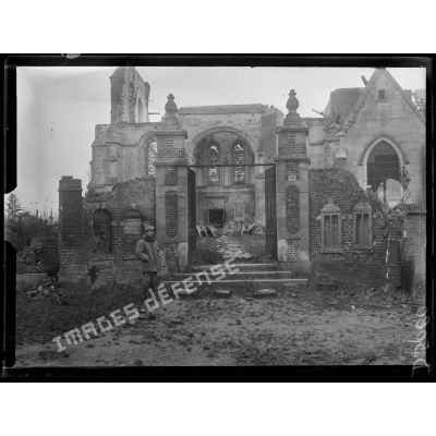 Croix-Molignaux, Somme. Entrée de l'église. [légende d'origine]
