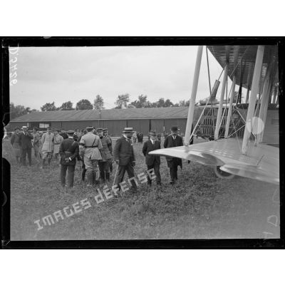 Villacoublay (Seine et OIse). Le président de la république au camp d'aviation. Le président examine un appareil. [légende d'origine]