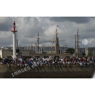 Spectateurs sur un quai dans la rade de Brest venus admirer les voiliers.