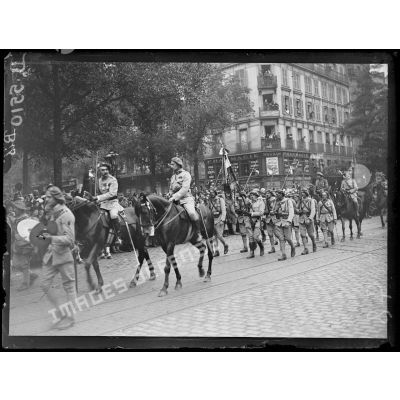 Les troupes tchéquoslovaques, avenue des Ternes, le drapeau. [légende d'origine]