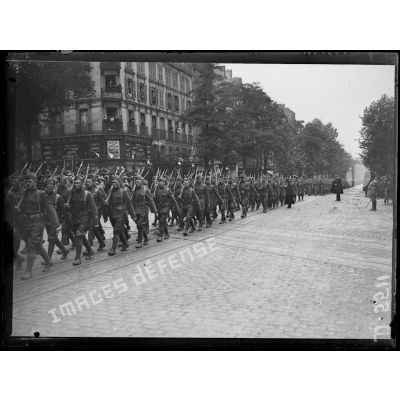 L'infanterie américaine, avenue des Ternes. [légende d'origine]