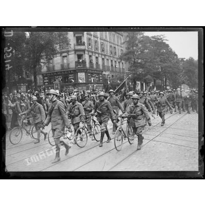 Les troupes italiennes, avenue des Ternes. [légende d'origine]