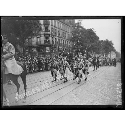 Les troupes polonaises, avenue des Ternes. [légende d'origine]