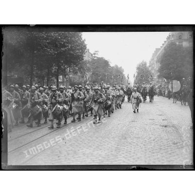 Le défilé, avenue des Ternes, l'infanterie française, une musique. [légende d'origine]