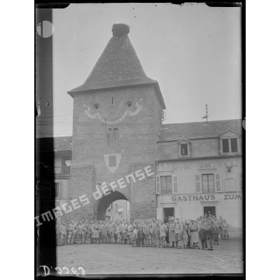 Turckeim, Alsace, soldats français devant la vieille porte. [légende d'origine]