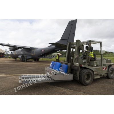 Un soldat décharge du fret depuis un avion Casa Cn-235 au moyen d'un chariot Valmet à son arrivée à Maripasoula, en Guyane française.