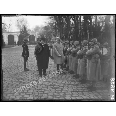 Versailles, Trianon Palace, Conseil supérieur interalliée. M. Clemenceau et le général Pétain passent devant la compagnie d'honneur. [légende d'origine]
