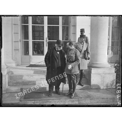 Versailles, Trianon Palace, Conseil supérieur interalliée. M. Clemenceau et le général Weygand. [légende d'origine]