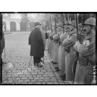 Versailles, Trianon Palace, Conseil supérieur interalliée. M. Clemenceau et le général Pétain passent devant la garde d'honneur. [légende d'origine]