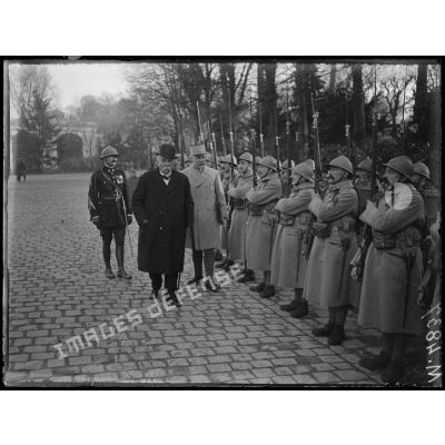 Versailles, Trianon Palace, Conseil supérieur interalliée. M. Clemenceau et le général Pétain passent devant la garde d'honneur. [légende d'origine]