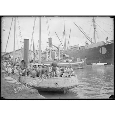 Salonique. La "Raie" débarque des marins de corvée. [légende d'origine]