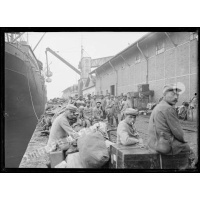 Salonique. Soldats attendant leur départ sur le quai. [légende d'origine]