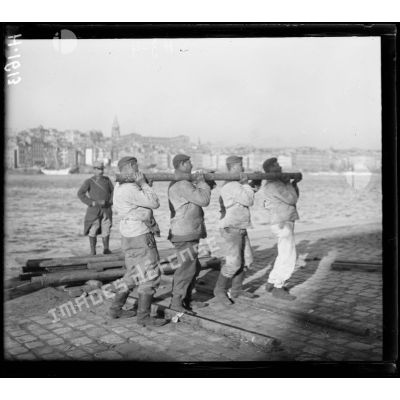 Marseille. Quais du Vieux Port, prisonniers allemands transportant de barres à obus.  [légende d'origine]