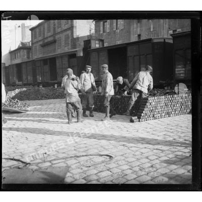 Marseille. Manutention de lopins de 75 par des prisonniers allemands. [légende d'origine]