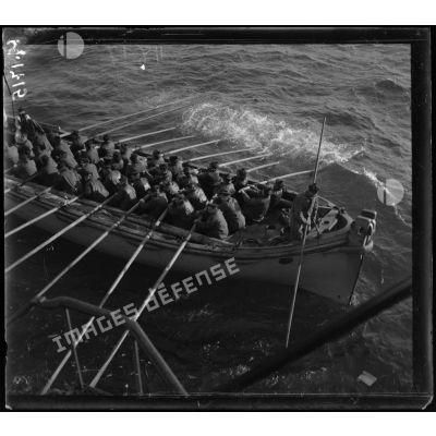 Toulon. (Bretagne). La chaloupe de 36 rameurs accoste le bord de la Bretagne. [légende d'origine]