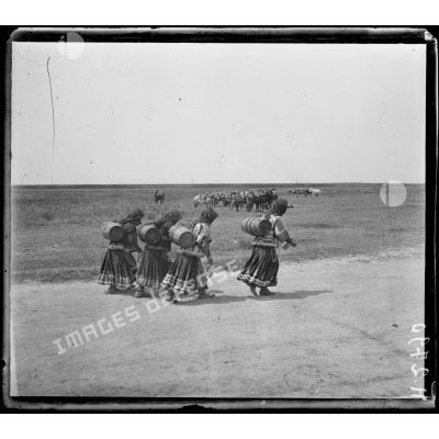 Topsin. Femmes grecques nomades puisant de l'eau à un puits. [légende d'origine]