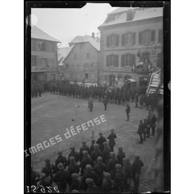 Dannemarie, Alsace, prise d'armes. Les troupes massées sur la place. [légende d'origine]