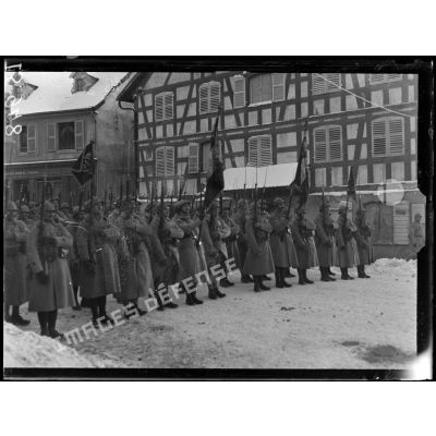 Dannemarie, Alsace, prise d'armes. Les drapeaux pendant la revue. [légende d'origine]