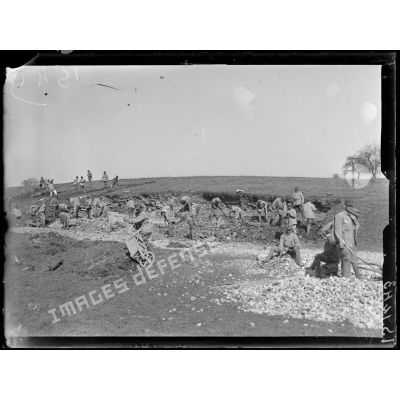 Dorans, territoire de Belfort, soldats italiens cassant des cailloux pour les routes. [légende d'origine]