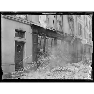 Compiègne, Oise. Place du Marché. Maisons incendiées par le bombardement Allemand. [légende d'origine]