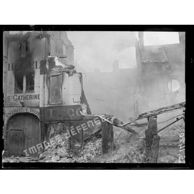 Compiègne, Oise. Près de la place du marché. Maisons incendiées par le bombardement allemand. [légende d'origine]