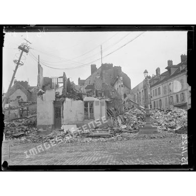 Compiègne, Oise. Rue Saint Corneille. Maisons détruites par le bombardement allemand. [légende d'origine]