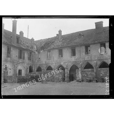 Compiègne, Oise. Le cloître Saint Corneille atteint par le bombardement allemand. [légende d'origine]