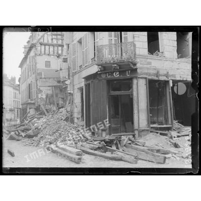 Compiègne, Oise. Angle de la rue Napoléon et de la rue de l'Etoile. Maisons atteintes par le bombardement allemand. [légende d'origine]